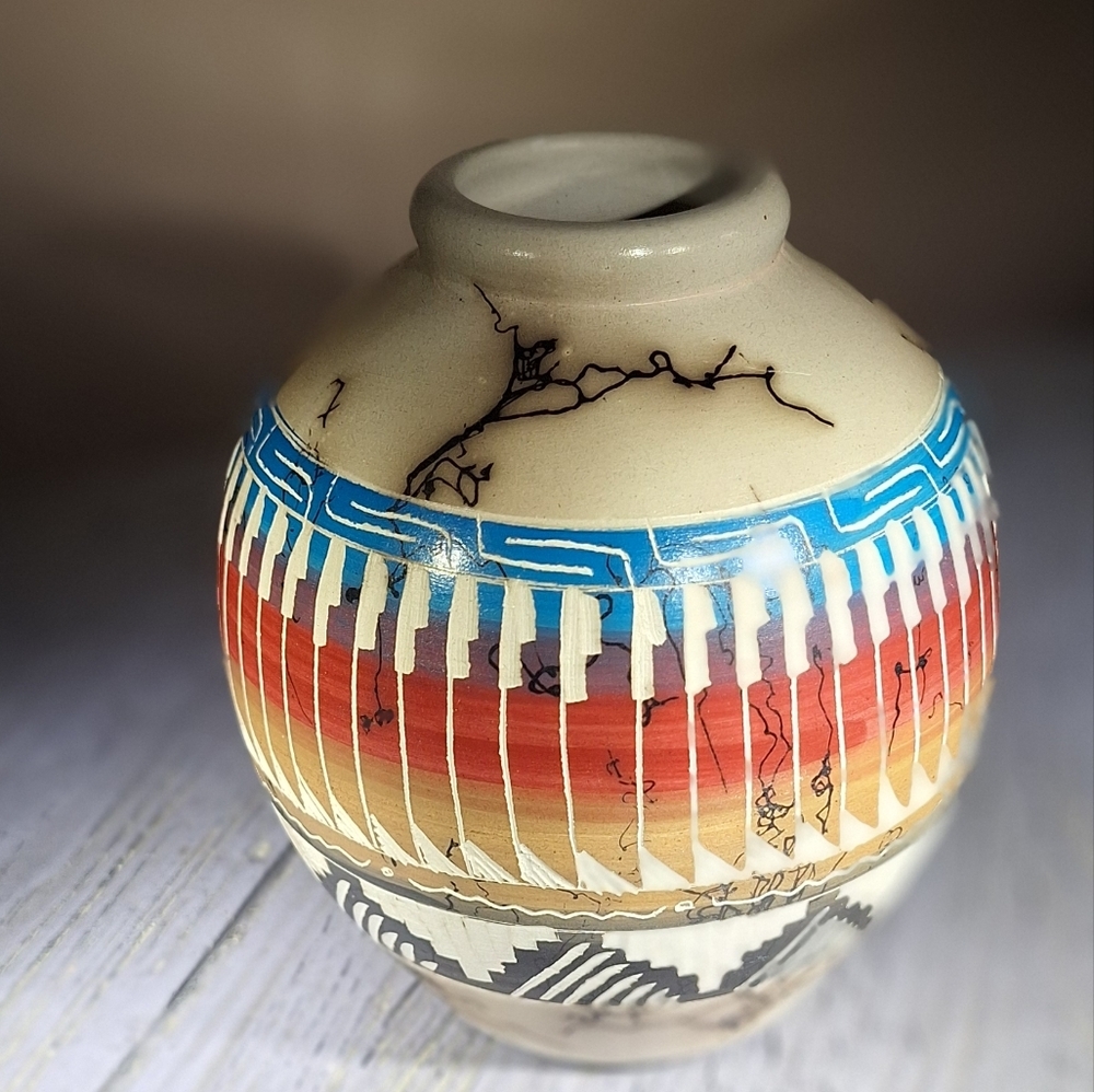 Native American Navajo Horsehair Signed Etched Pottery Vase Blue/Red/White - Picture 12 of 12